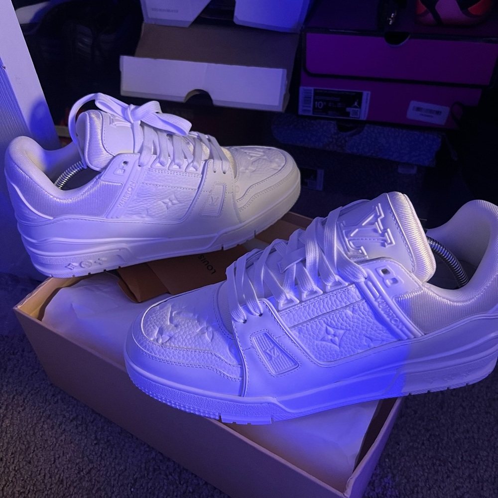 Louis Vuitton sneaker Sz 8.5